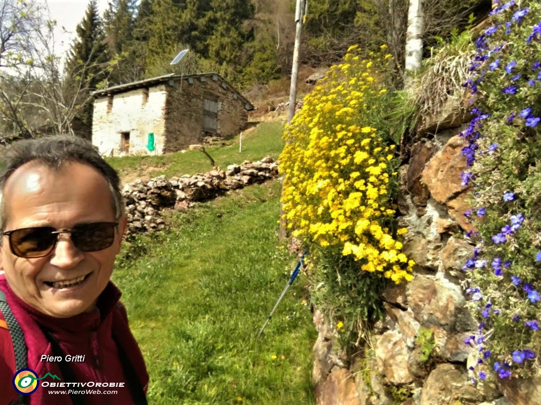 75 Selfie tra le baite e i loro fiori.jpg